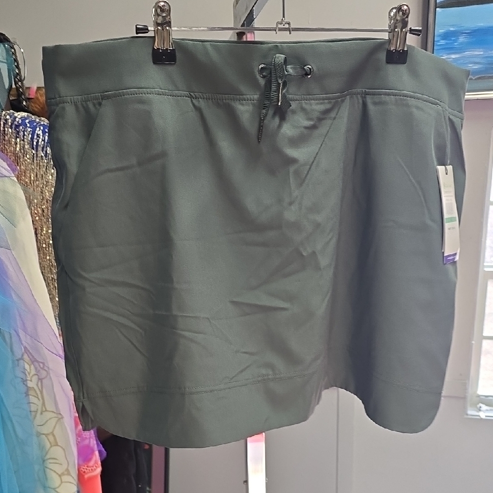 GAIAM Urban Chic Skort in Gray